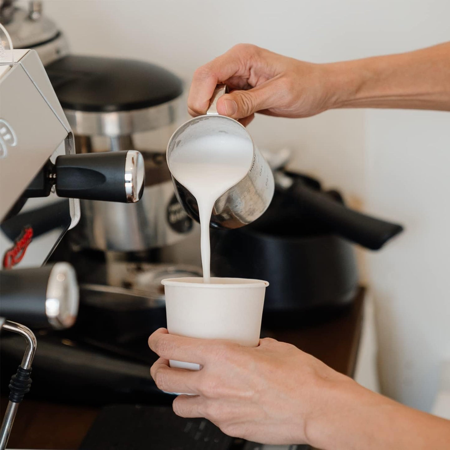 Smygoods White Disposable Paper Coffee Cups with Lids (8 OZ, 100 Count) For Hot Beverages, Tea, Espresso, Cocoa - To Go Drink Containers, Café & Office