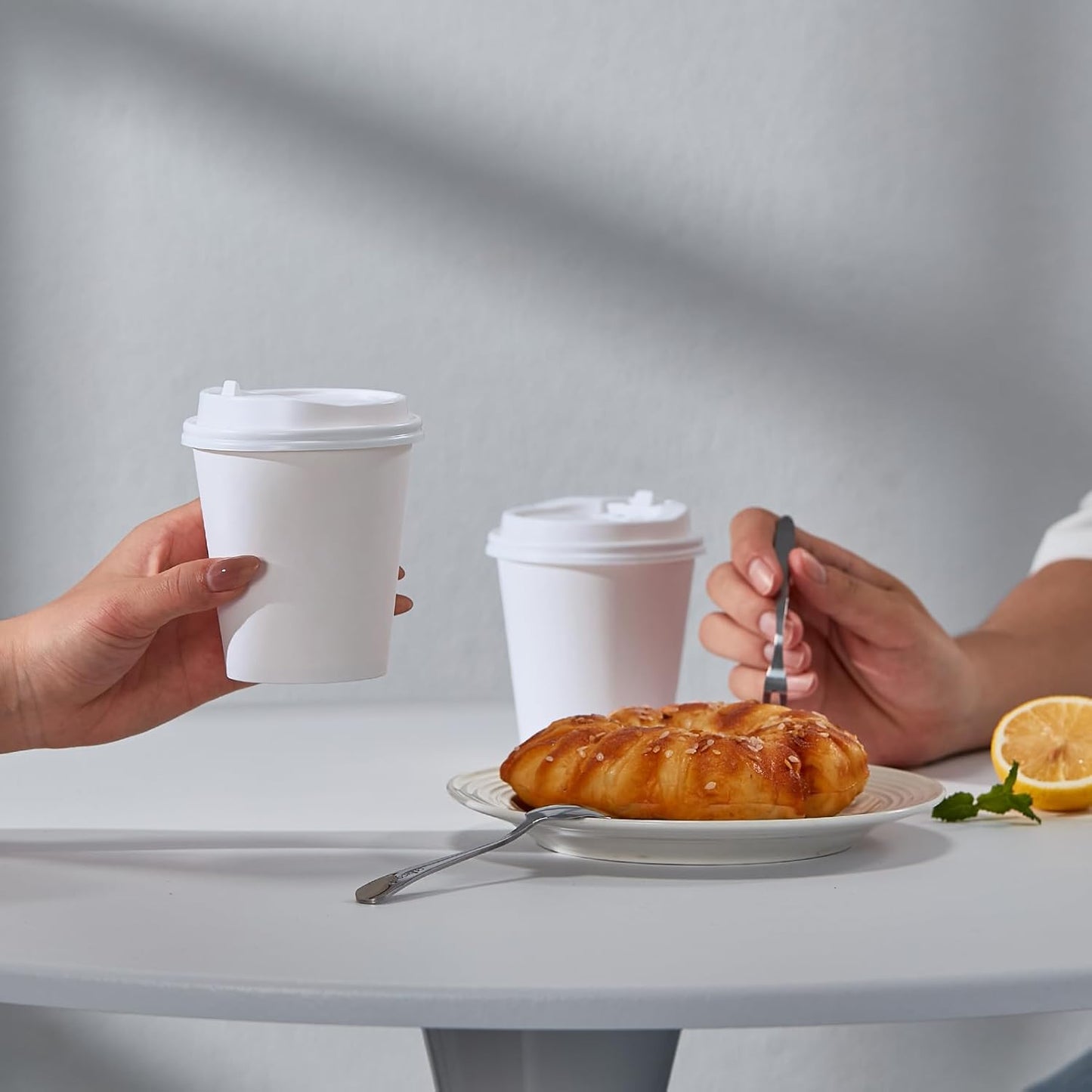 JOLLY PARTY [100 Pack] 10 oz Paper Coffee Cups, Disposable Paper Coffee Cup with Lids, Hot/Cold Beverage Drinking Cup for Water, Juice or Tea, Suitable for Home, Shops and Cafes