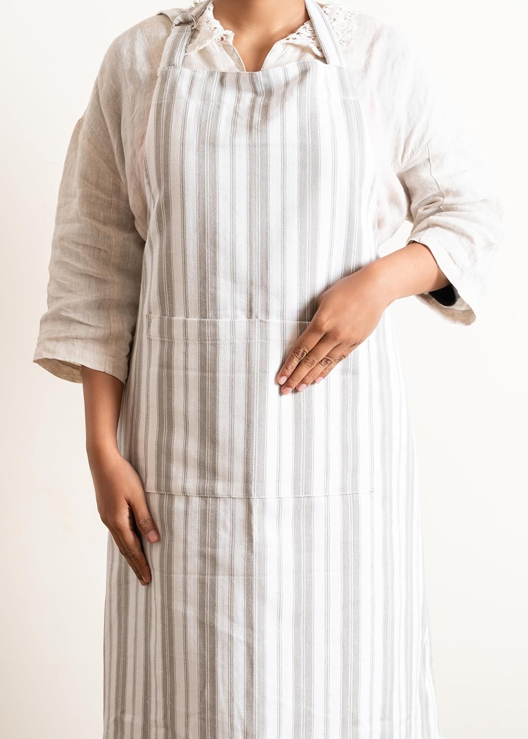 1 Oven Mitt, 1 PotHolder & 1 Kitchen Apron Set - Durable Heat Resistant Gloves - Thick Mittens for Kitchen - Suitable for Cooking, Baking, Grilling – Men & Women – Light Grey Stripes - Casa De Lan