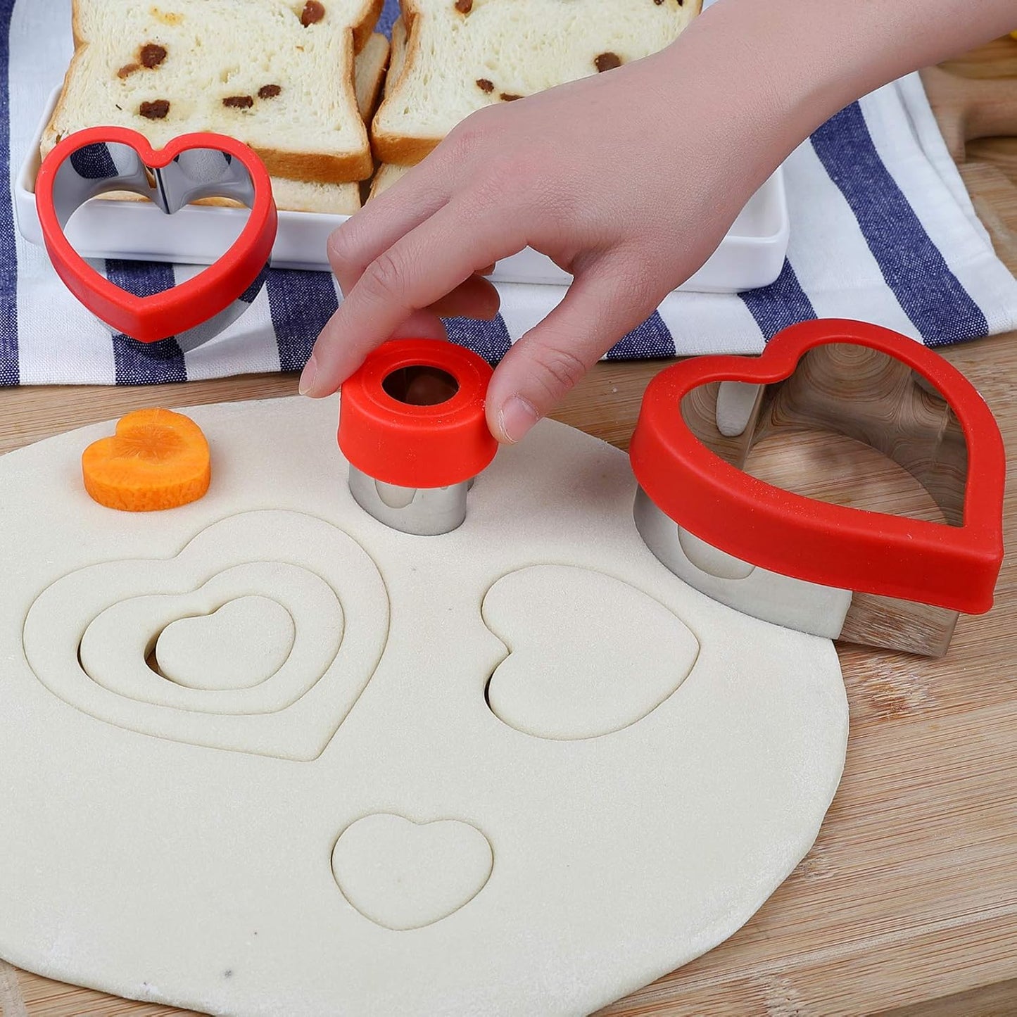 Love Heart Shape Cookie Cutters, Baking Vegetable Shape Cutters, Mini & Medium & Large Shaped Cutters,The Valentine’s Day Cutters with Red Color Biscuit Molds Fondant Cake